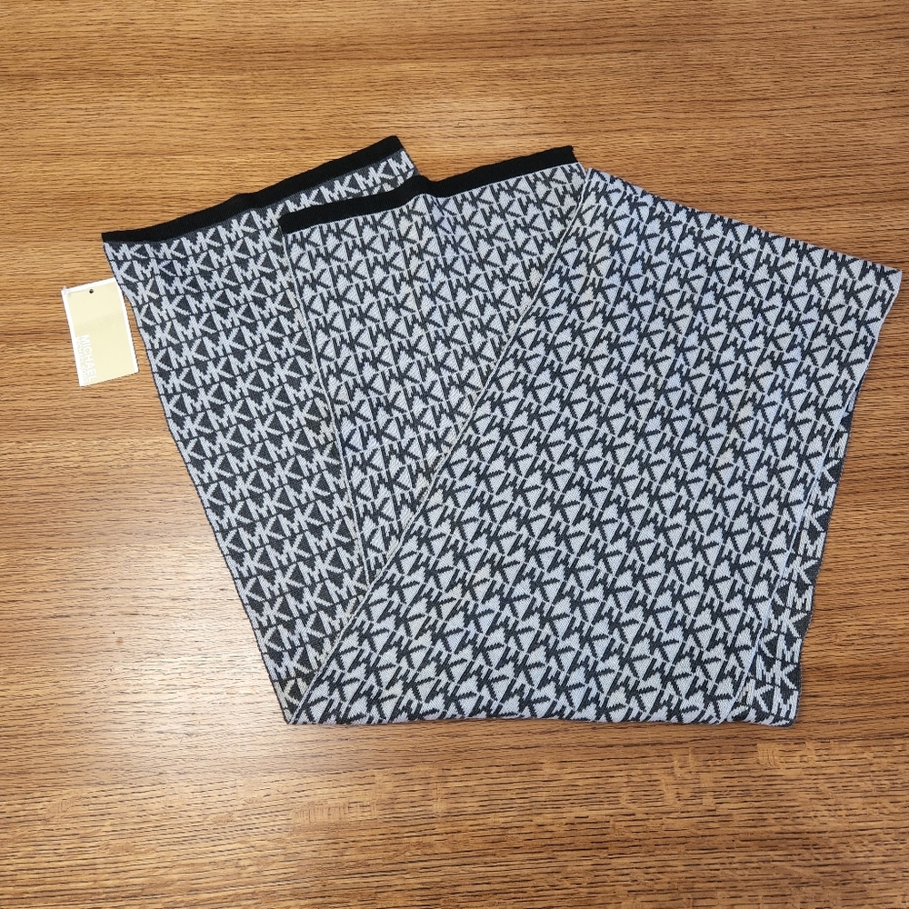 NWT Michael Michael Kors Logo Black and Light Gray Knit Scarf